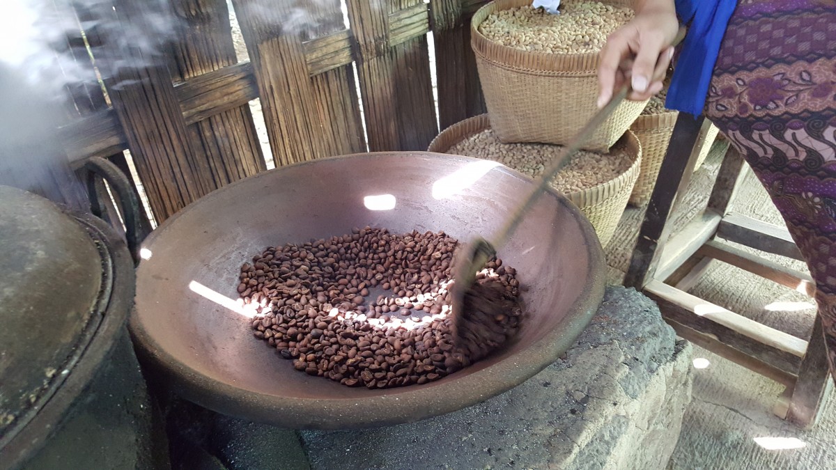 Grains de café de Bali en train d'être torréfiés