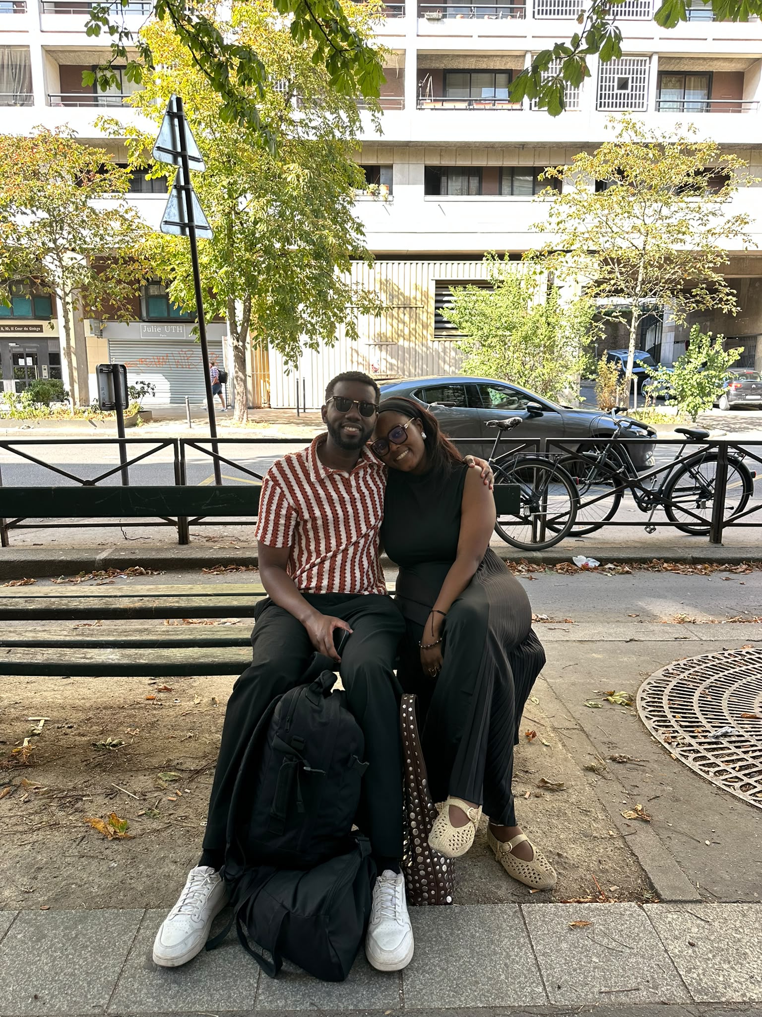 Marie et son compagnon assis ensemble