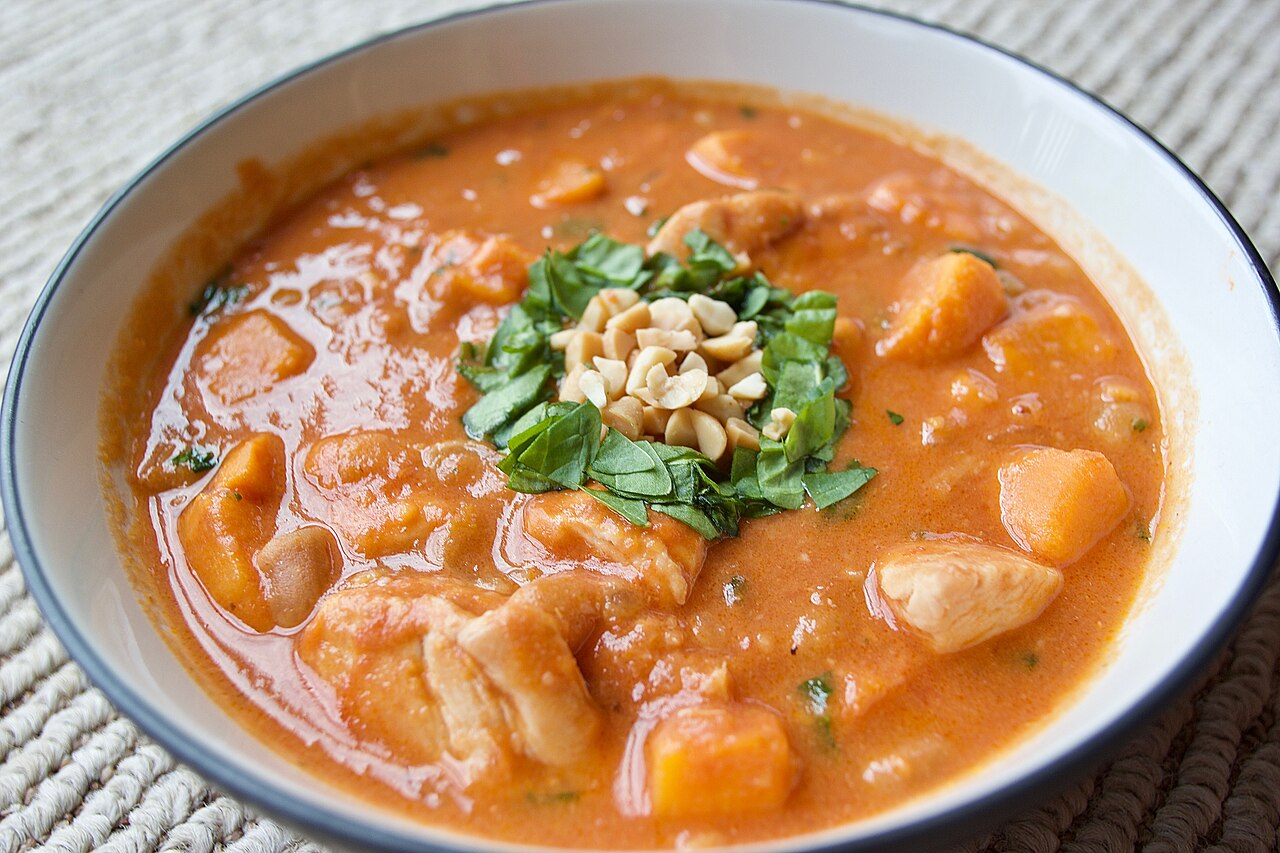 Mafé, ragoût de poulet à la sauce d'arachide